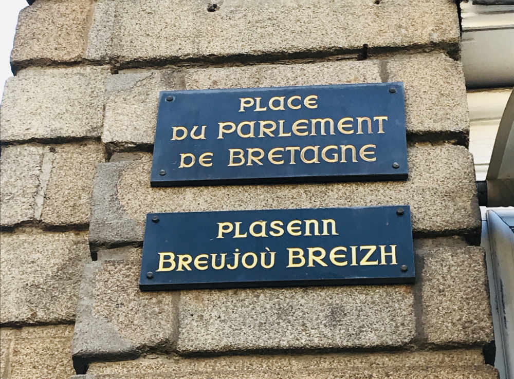 Rennes Road sign in French and Breton languages
