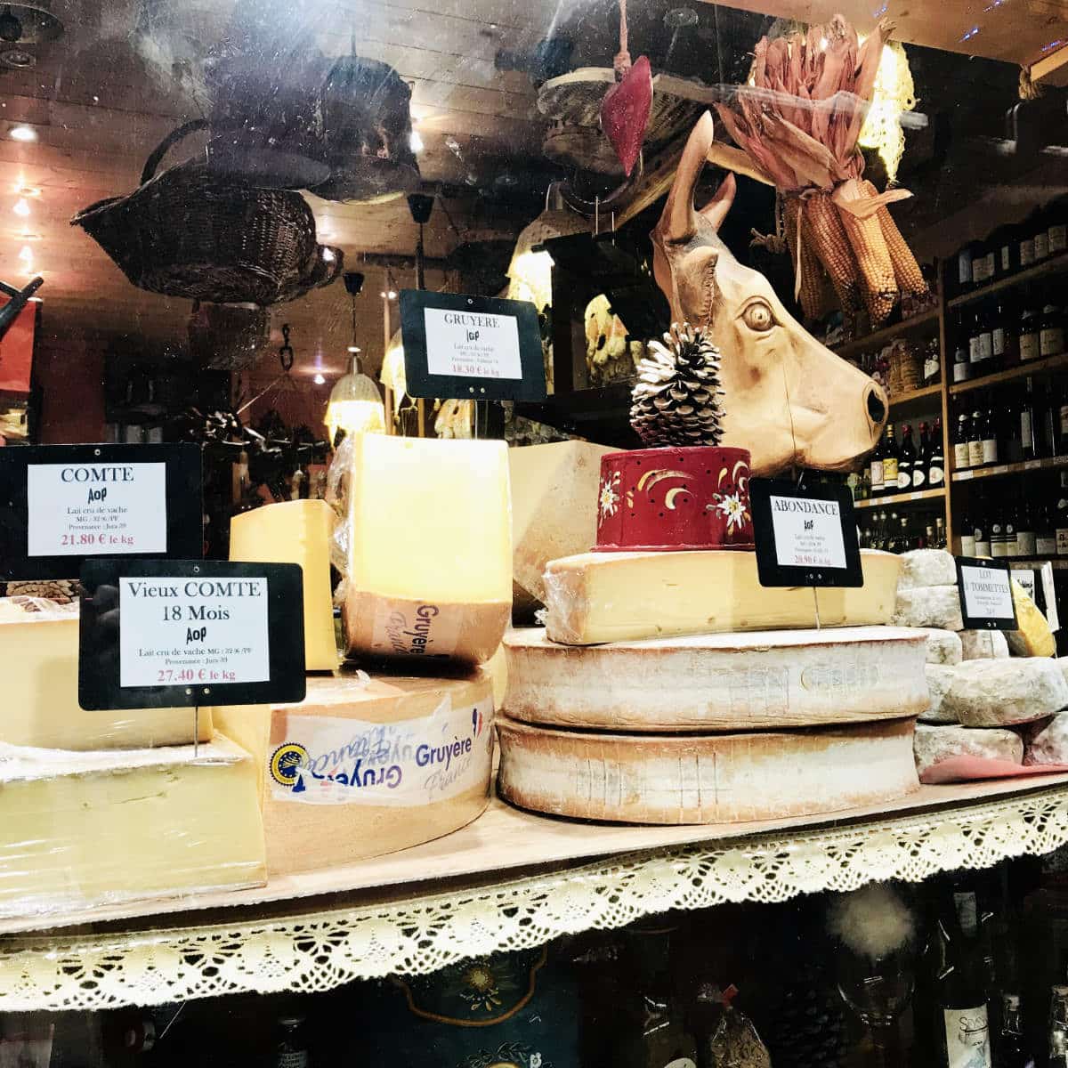 You are currently viewing Cheese etiquette: How to eat French cheeses like a Parisian