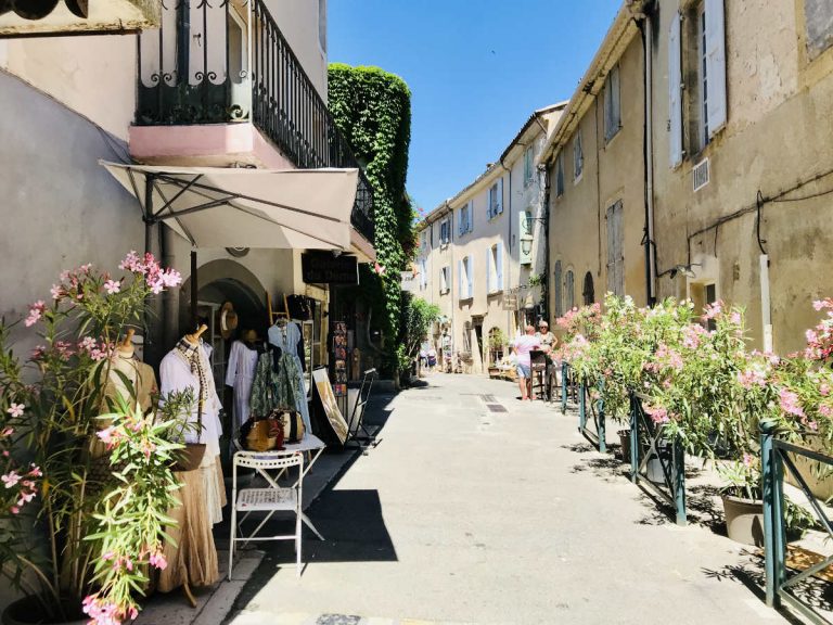 Read more about the article Lourmarin: Quaint alleys & provencal delicacies in a ‘beau village’