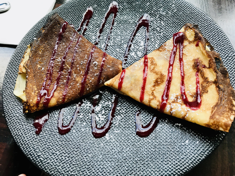 2 crêpes with jam and syrup