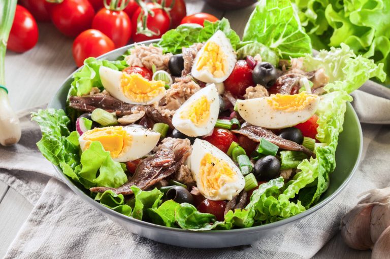 Read more about the article Salad Niçoise: the Traditional French Recipe to argue over