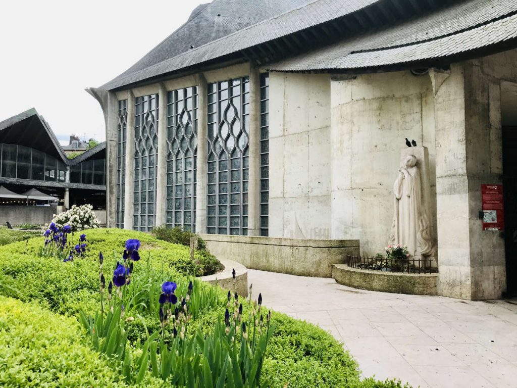 Joan of Arc statue by the side of Église Sainte-Jeanne-d’Arc