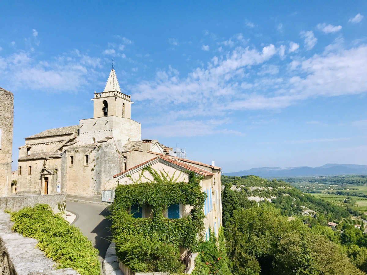 You are currently viewing Venasque: Travel guide to a beautiful Village in Provence