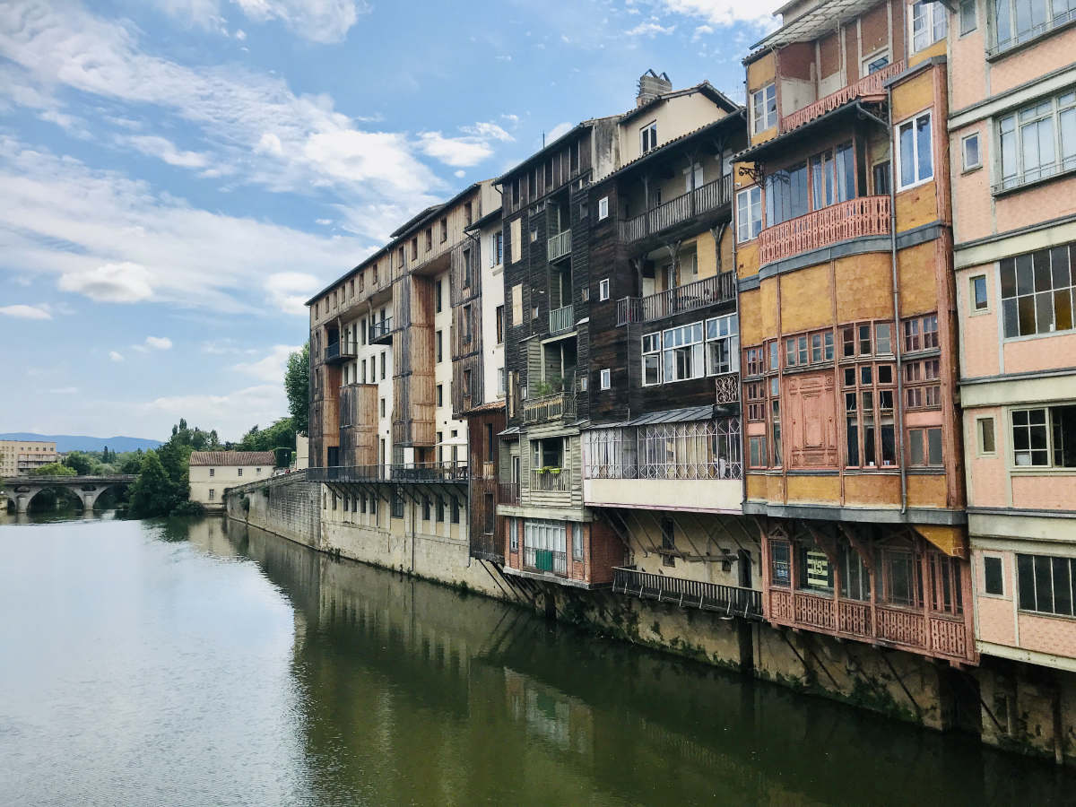 Read more about the article Colorful houses in Castres: What to see and do (France)