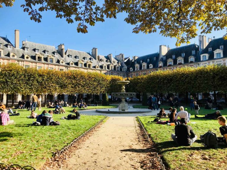 Read more about the article Place des Vosges: What to see and do (Paris)
