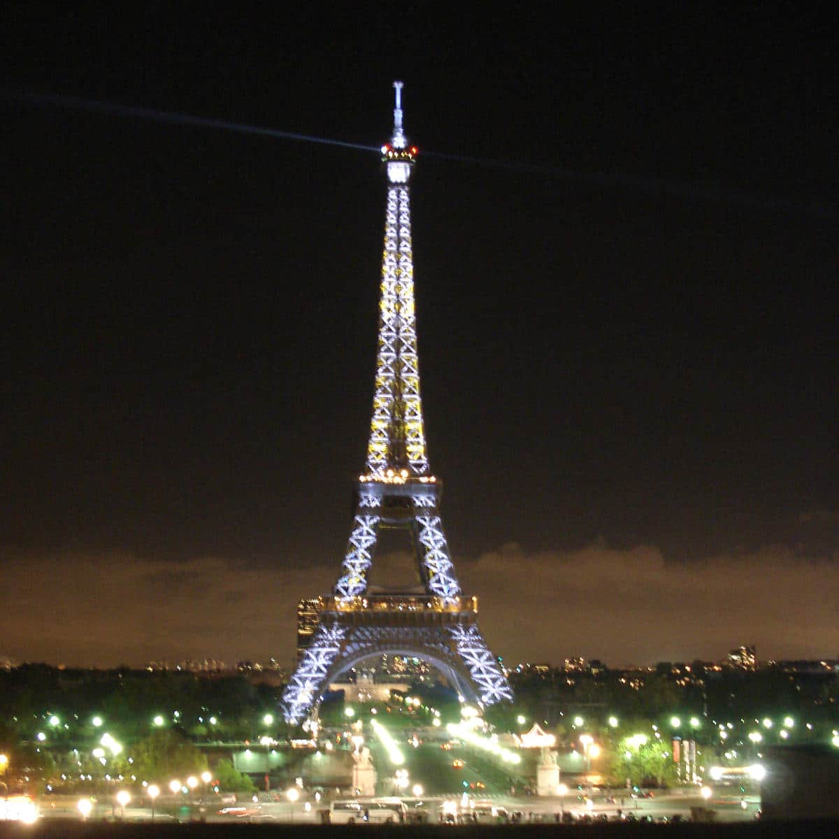 Read more about the article Nightlife in Paris: Best Bars, Pubs, and Nightclubs