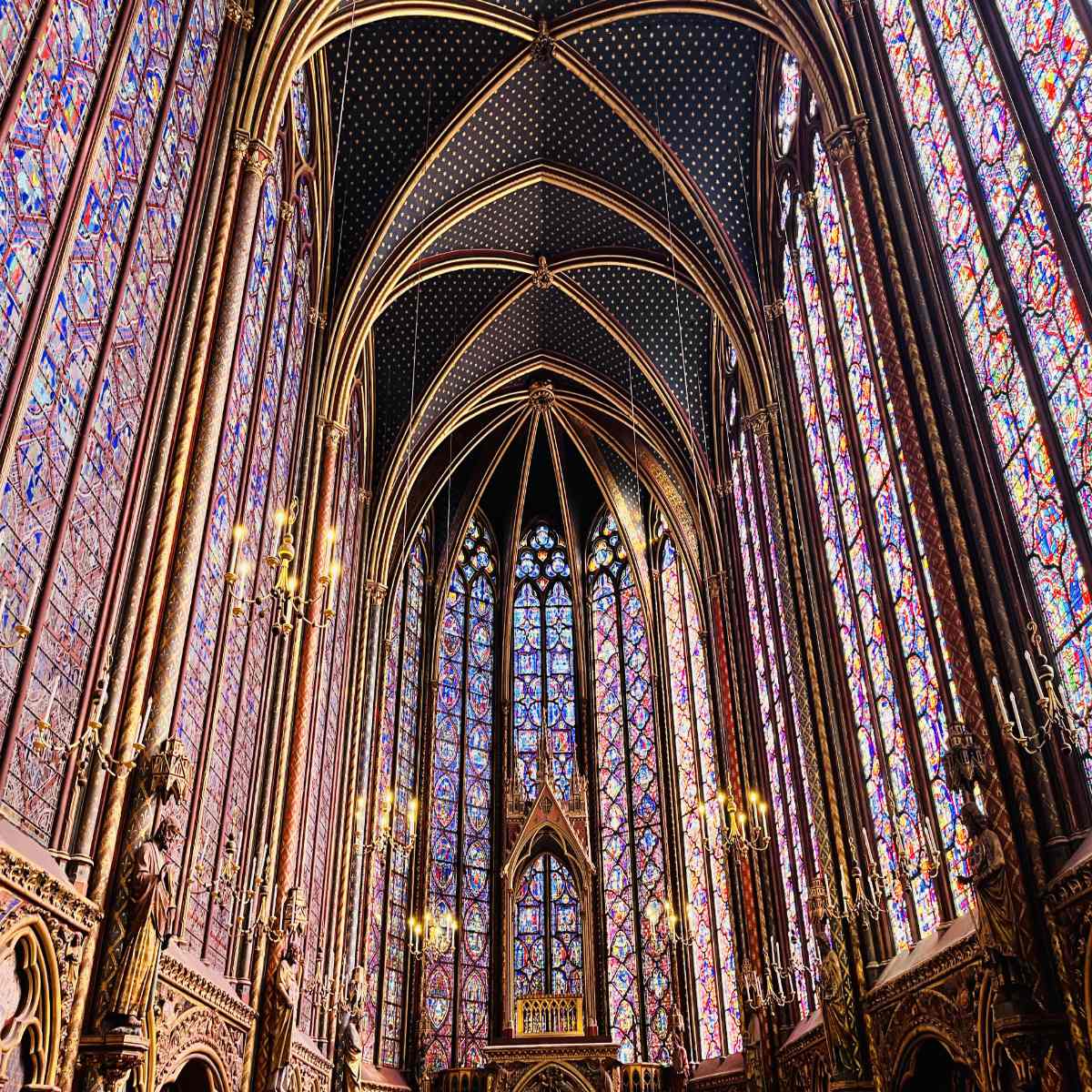 You are currently viewing Sainte Chapelle Paris: 14 Facts, history and visit guide
