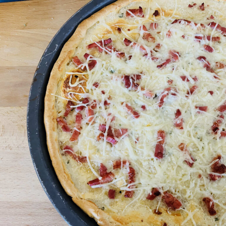 Read more about the article Alsatian Flammekueche with bacon and onion (Recipe)