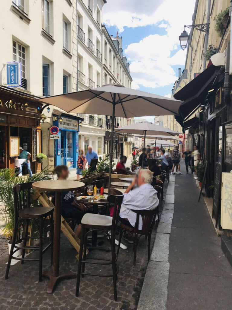Making Friends in France: 10 tips and guide 1