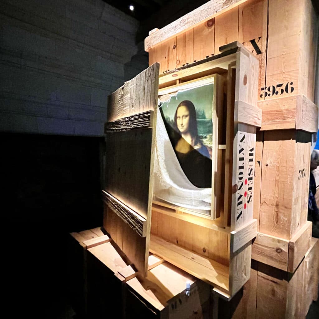 Display of a mock Mona Lisa in a box at Château de Chambord