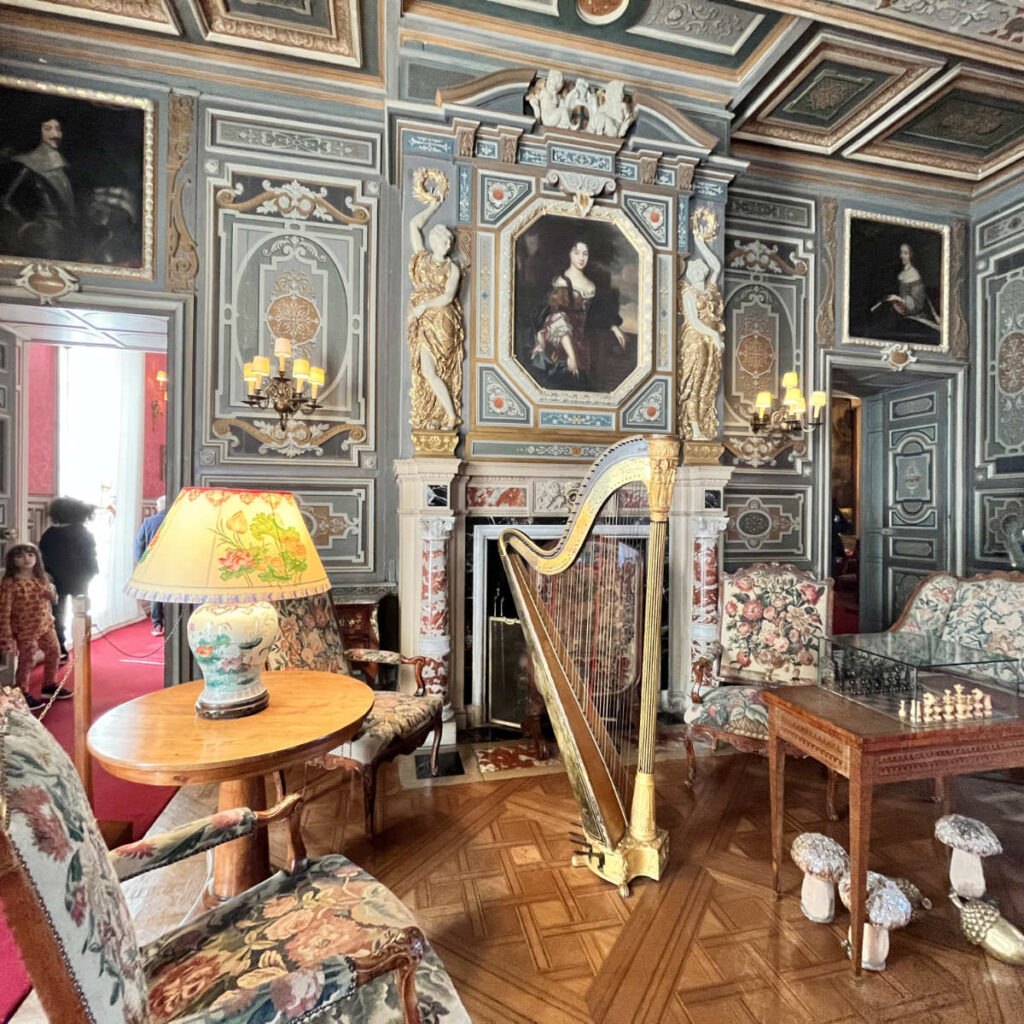 Reception room with golden harp