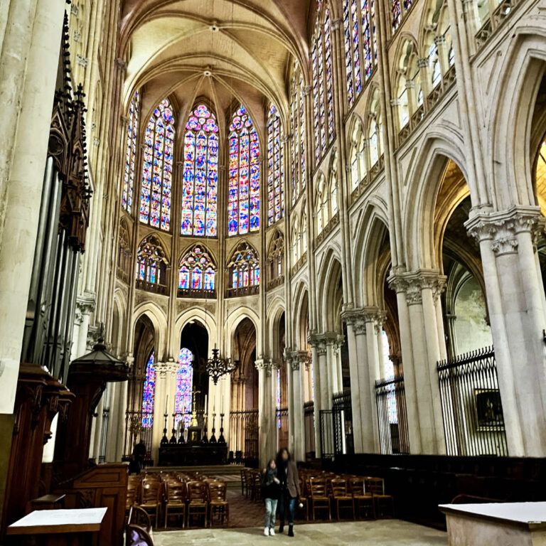 Read more about the article 17 Historic Cathedrals in France