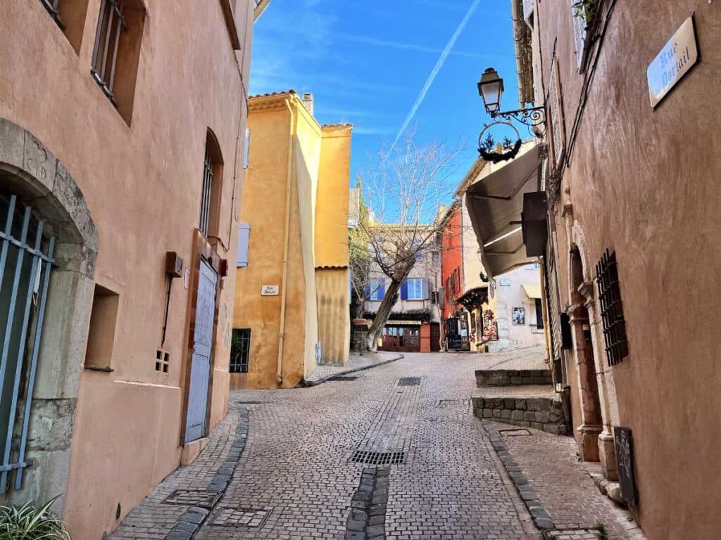 colorful street in Le Castellet