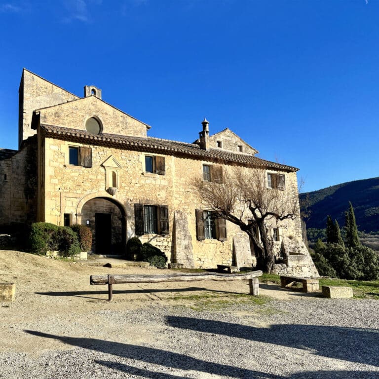 Read more about the article Abbaye Saint Hilaire: Travel guide  (Vaucluse in Provence, France)